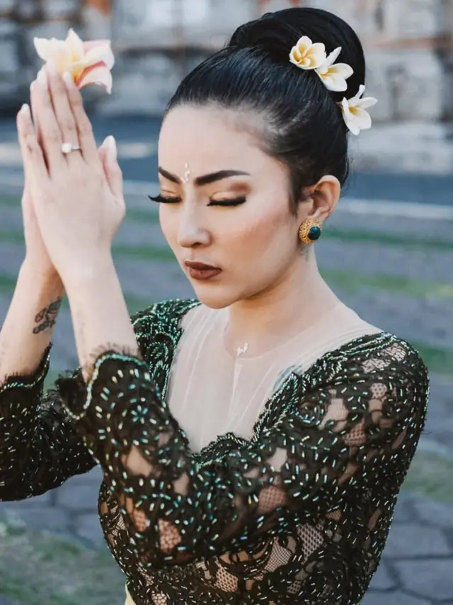 6 Potret Gaya Outfit Brokat Ayu Aulia, Lengkap dengan Perjalanan Spiritualnya