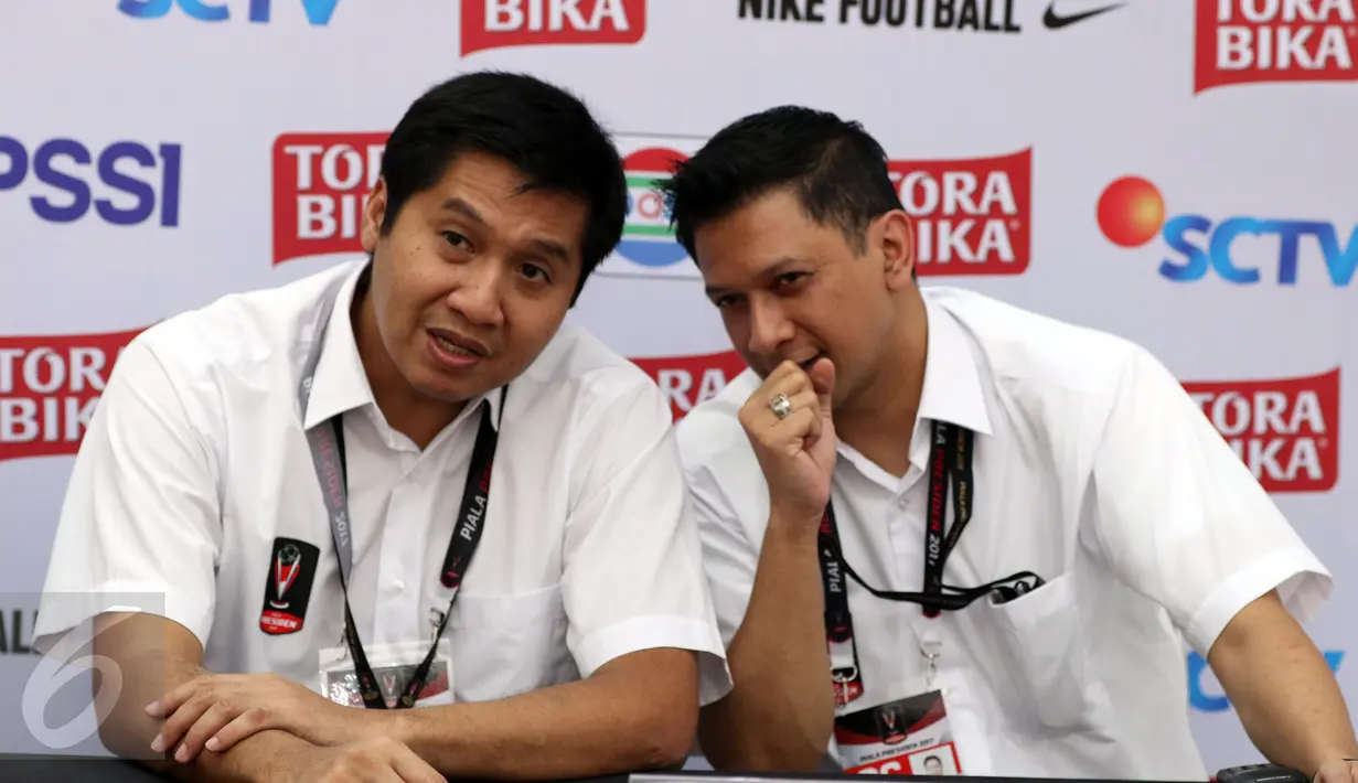 Ketua SC, Maruarar Sirait (kiri) berbincang dengan Iwan Budianto jelang memberi keterangan saat penandatangan kerjasama penyelenggaraan Piala Presiden 2017 dengan PWC di Stadion Maguwoharjo, Sleman, Sabtu (4/2). (Liputan6.com/Helmi Fithriansyah)
