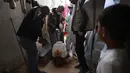 Ancaman serius dari serangan hama dan hewan pengerat (seperti tikus dan serangga) terjadi hampir setiap malam menyerang tenda-tenda pengungsi Palestina di Gaza. Tampak dalam foto, pengungsi Palestina menyiapkan cairan disinfektan untuk disemprotkan pada jalan setapak dan tenda-tenda untuk membasmi serangga dan hewan pengerat di kamp pengungsian Khan Yunis, Jalur Gaza Selatan pada Rabu 22 April 2026. (Bashar Taleb/AFP)