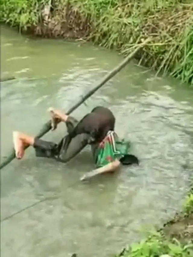 Viral, Aksi Bocah Lewati Galah Bambu Di Empang Ini Bikin Kasihan