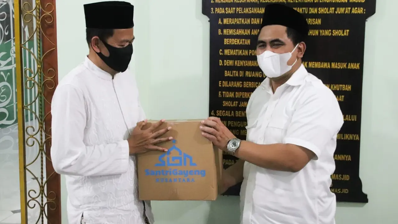 Gus Yasin, Panglima Santri Gayeng serahkan sembako bagi warga miskin di Masjid Jami Baitussalam, Kelurahan Tegalrejo, Kota Pekalongan. (Foto: Liputan6.com/ Felek Wahyu)