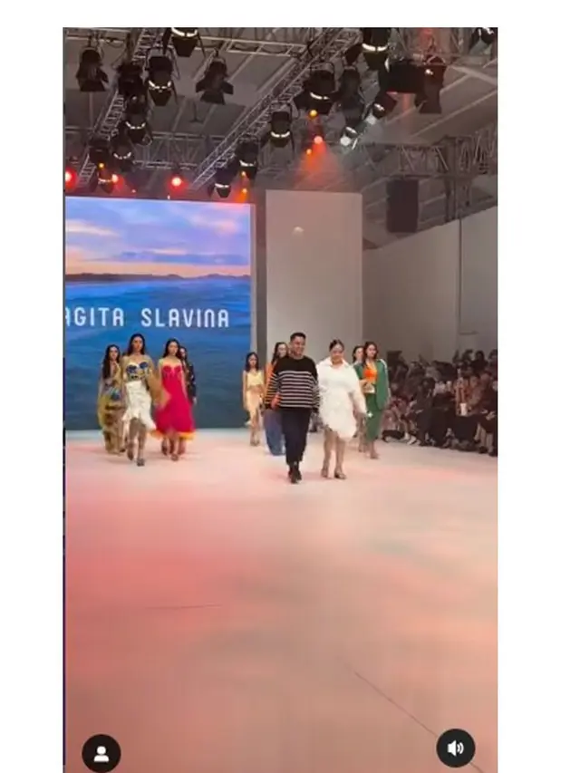 10 Potret Nagita Slavina Rilis Koleksi Baju di JFW 2023, Raffi Ahmad Ikut Mendukung