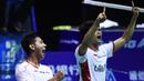 Pebulutangkis Indonesia, Angga Pratama dan Ricky Karanda, merayakan keberhasilan menaklukan pasangan Denmark pada final Piala Thomas. Angga/Ricky menang 21-16, 21-14 dari Kim Astrup dan Anders Skaarup Rasmussen (AFP/Johannes Eisele)