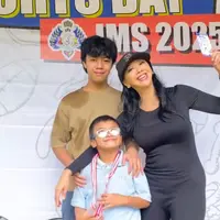 Asri Welas bersama kedua anak laki-lakinya yang tampak kompak. [@asri_welas]