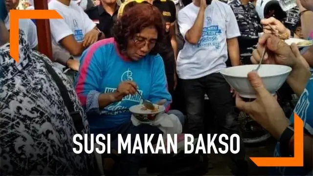 VIDEO: Gaya Santai Susi Pudjiastuti Makan Bakso Pinggir Jalan