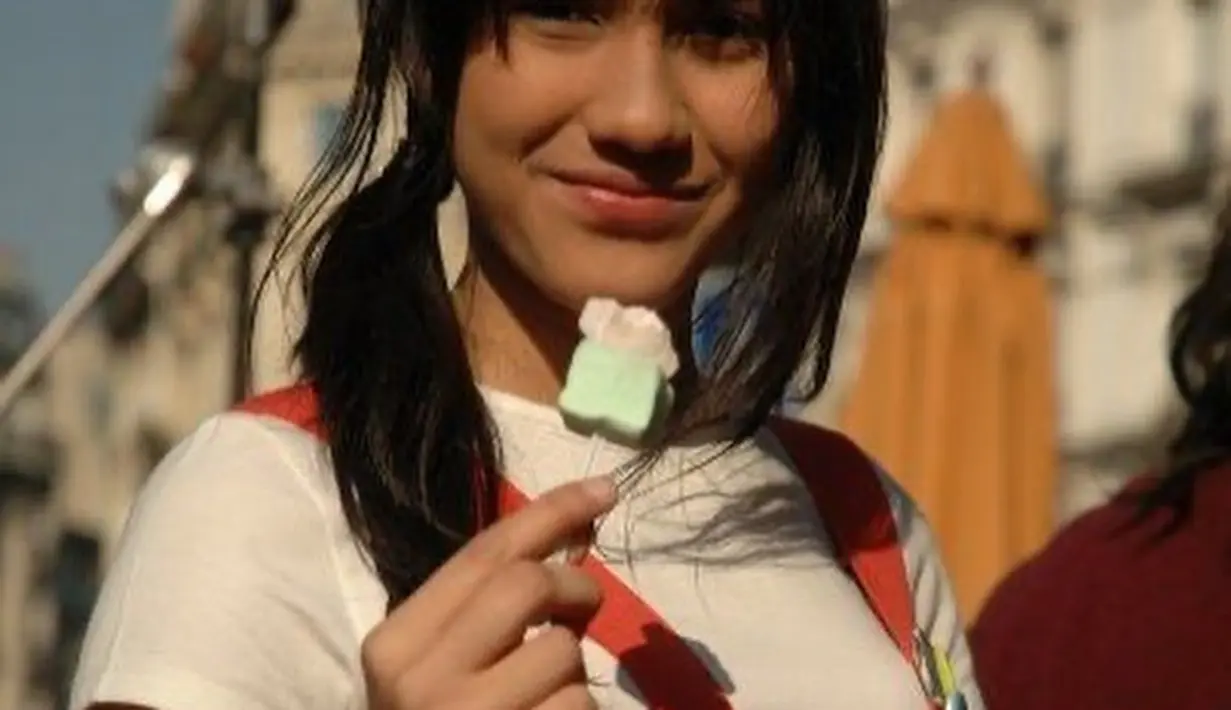 Pevita Pearce di foto ini memiliki gaya rambut lurus dengan poni yang menutupi matanya. Bahkan dengan messy hair seperti ini, Pevita Pearce sudah terlihat cantik sejak remaja. [Foto: Instagram/pevpearce]