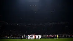 Pemain Tottenham (Kiri) dan pemain AC Milan (Kanan) bersatu untuk mengheningkan cipta untuk memperingati para korban gempa bumi yang melanda Turki dan Suriah, sebelum pertandingan babak 16 besar Liga Champions di stadion San Siro di Milan pada 15 Februari 2023. (AFP/Marco Bertorello)