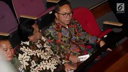 Ketum Partai Hanura Oesman Sapta Odang (OSO) (kiri) dan Ketua MPR RI, Zulkifli Hassan menghadiri  perayaan HUT Ketum PDIP Megawati Soekarnoputri di Taman Ismail Marzuki (TIM), Jakarta, Selasa (23/1). (Liputan6.com/Faizal Fanani)