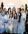 Aurel Hermansyah salah satu member geng cendol yang hadir di acara tersebut. Ia tampil serba coklat mengenakan kerudung polos dan dress bercorak dari koleksi Ayu Dewi dipadukan celana putih panjang. [@drfeninugraha.spgk]