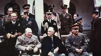 (duduk, kiri ke kanan) Churchill, Roosevelt, dan Stalin (Wikimedia Commons)