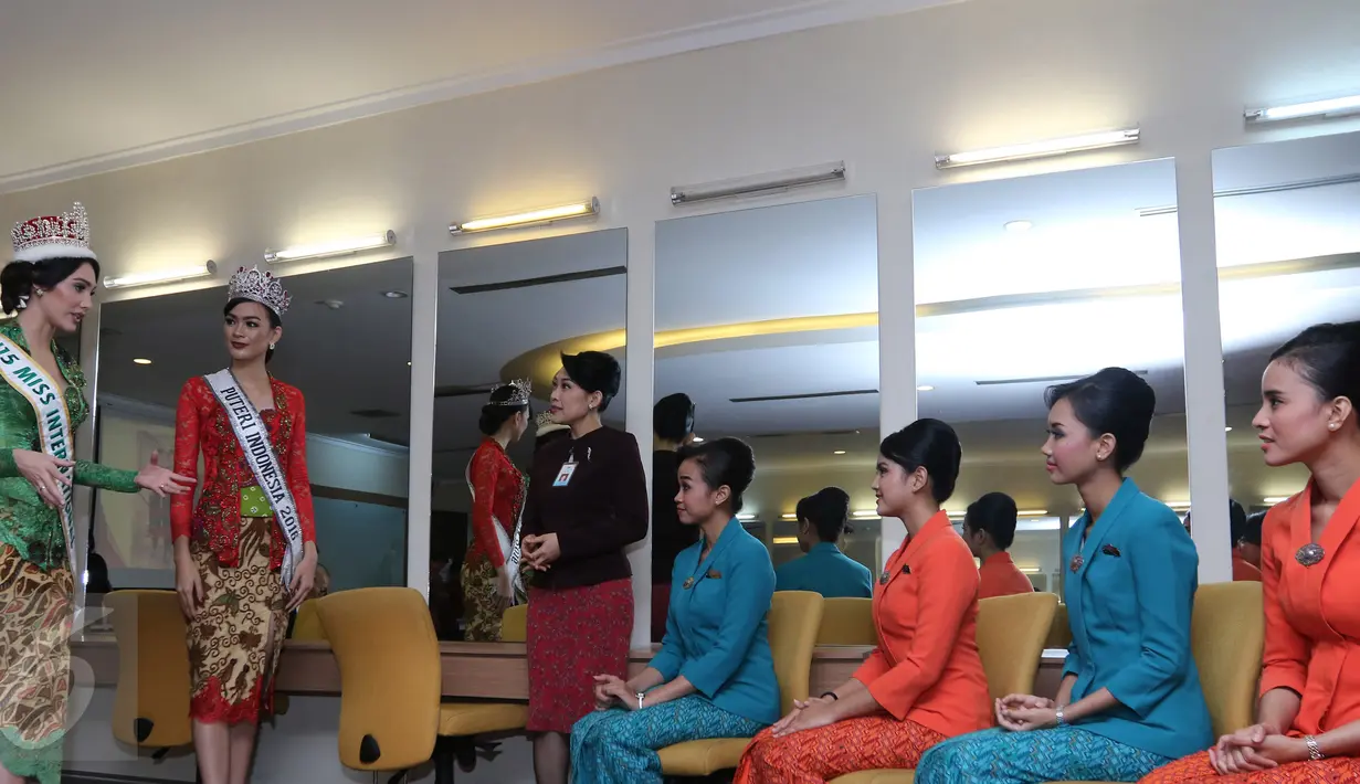  Miss Internasional 2015, Edymar Martinez (kiri) beserta Putri Indonesia 2016, Kezia Roslin Cikita Warouw (kanan) saat berbicara kepada para pramugari di sela kunjungan ke Garuda Indonesia Training Center, Jakarta, (22/2). (Liputan6.com/Herman Zakharia)