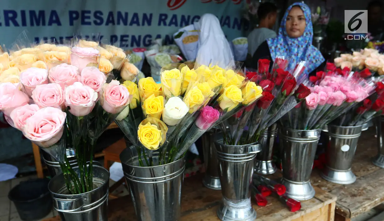 Deretan bunga mawar aneka warna dijual di kawasan Tangerang, Banten, Selasa (13/2). Jelang Valentine atau Hari Kasih Sayang, para pedagang bunga mawar mulai kebanjiran pesanan. (Liputan6.com/Angga Yuniar)