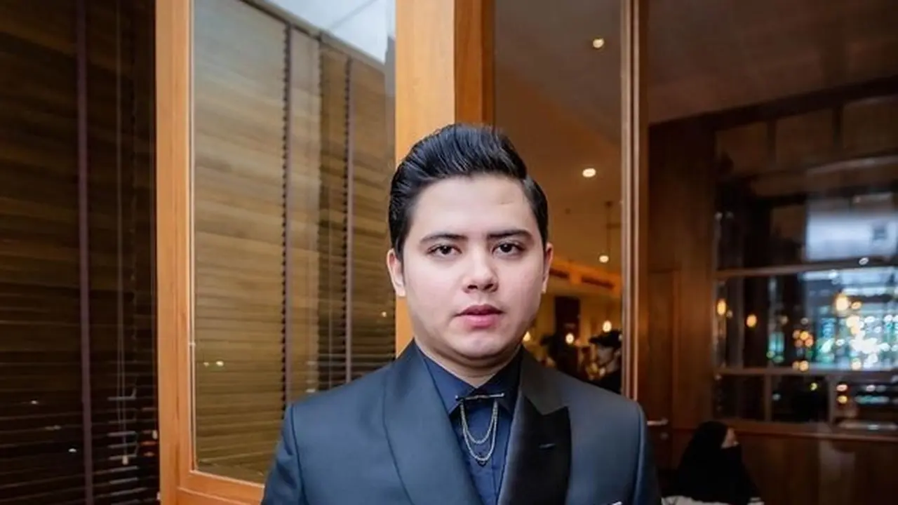 7 Potret Terbaru Aliando Syarief yang Disebut Mirip Erick Thohir, Bikin Pangling