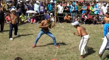 Ritual Tiban kerap dilakukan saat kemarau panjang. Pertarungan dua lelaki bercambuk ini diharapkan dapat mendatangkan hujan.