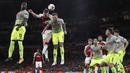 Bek Arsenal, Per Mertesacker, duel udara dengan striker FC Cologne, Jhon Andres Cordoba, pada laga Liga Europa di Stadion Emirates, London, Rabu (14/9/2017). Arsenal menang 3-1 atas Cologne. (AFP/Adrian Dennis)