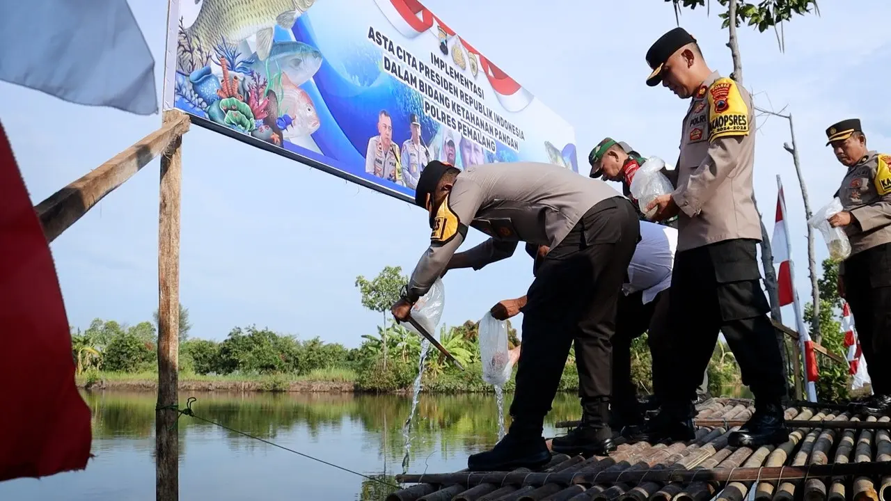 Polres Pemalang tebar benih dan tanam jagung serentak untuk mendukung program ketahanan pangan. (Foto: Liputan6.com/Polres Pemalang)