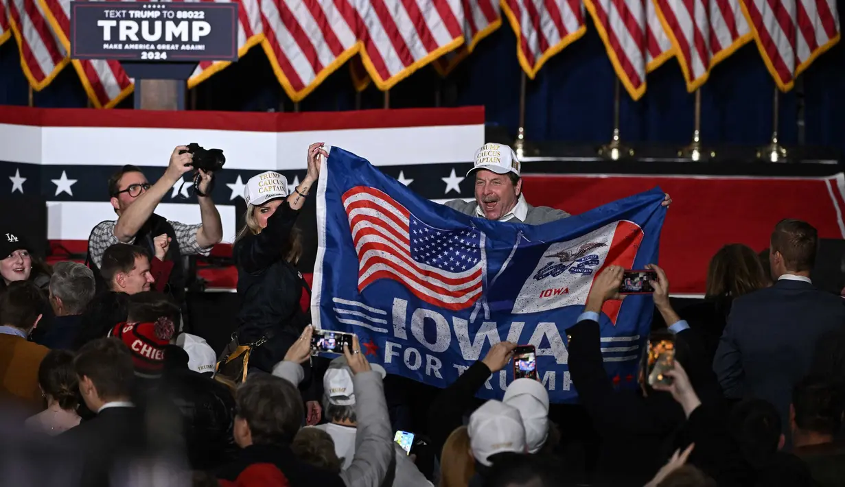 Para pendukung mantan Presiden AS dan bakal calon presiden AS dari Partai Republik Donald Trump merayakan pesta nonton bareng dalam kaukus calon presiden Partai Republik Iowa 2024 di Des Moines, Iowa, pada tanggal 15 Januari 2024. (Jim WATSON/AFP)