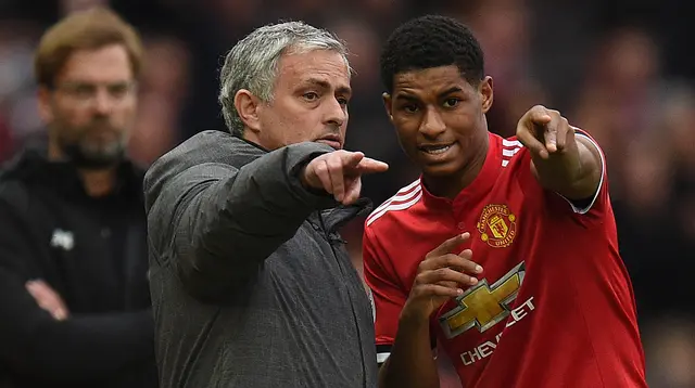 Pelatih Manchester United, Jose Mourinho memberikan instruksi kepada Marcus Rashford pada laga Premier League di Stadion Old Trafford, Manchester, Sabtu (10/3/2018). MU menang 2-1 atas Liverpool. (AFP/Oli Scarff)