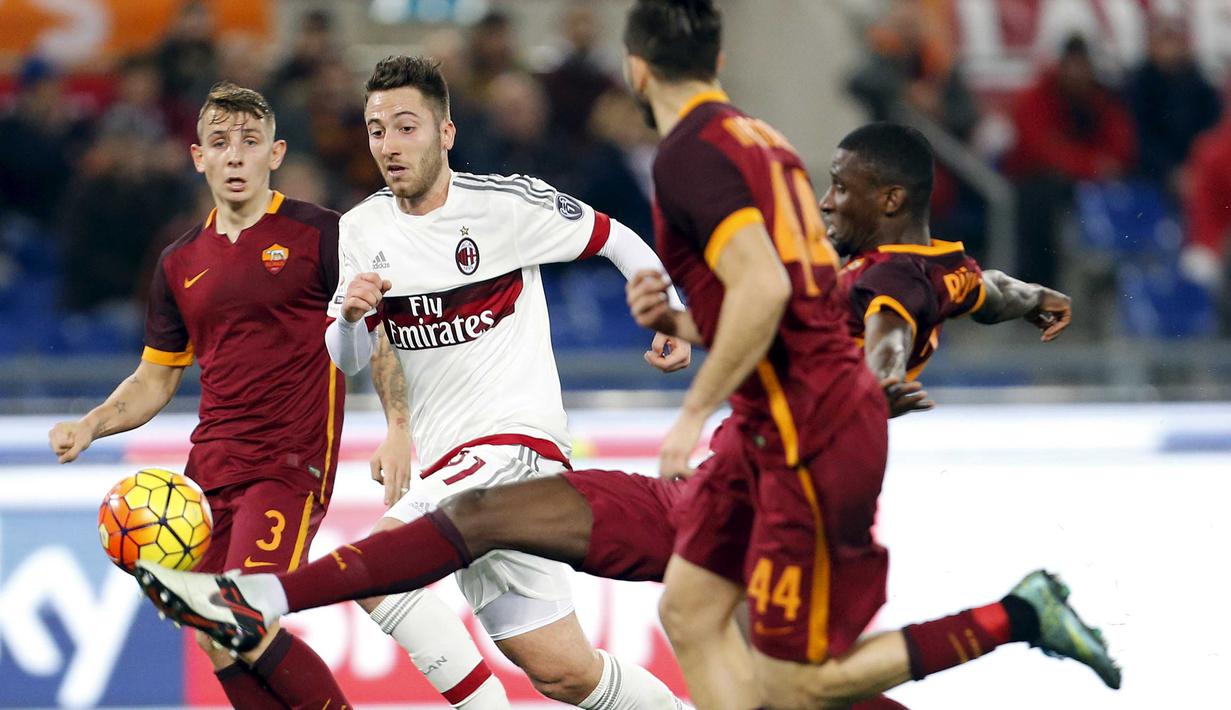 Pemain AS Roma, Antonio Rudiger (kanan) saat mengontrol bola dari kejaran pemain AC Milan pada lanjutan Liga Italia Serie A di Stadion Olympico, Roma, Minggu (10/1/2016) dini hari WIB.    (REUTERS/Giampiero Sposito)