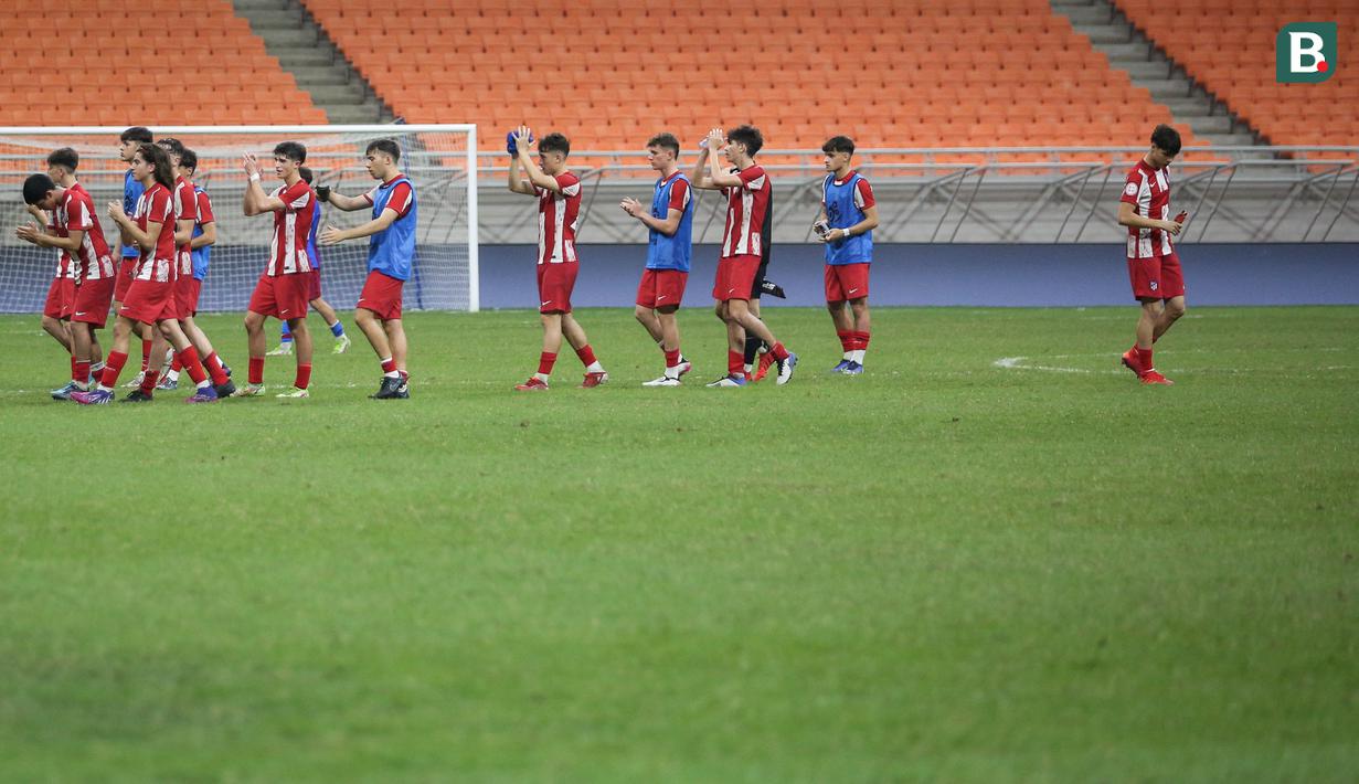 Setelah laga berakhir, Pablo Pozos Bueno terlihat memisahkan dirinya dari teman-temannya. Ia berjalan berlawanan menuju tengah lapangan. (Bola.com/Bagaskara Lazuardi)