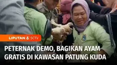 Peternak ayam membagi-bagikan ayam potong gratis kepada pengguna jalan di kawasan Patung Kuda, Gambir, Jakarta Pusat, Kamis siang. Pembagian ayam secara cuma-cuma ini merupakan bagian unjuk rasa peternak ayam potong yang selalu merugi setiap tahunnya...