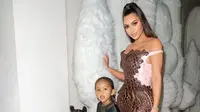 Kim Kardashian dan dua anaknya saat perayaan Natal 2019. (dok. Instagram @kimkardashian/https://www.instagram.com/p/B6jQhI_A9ck/Henry)