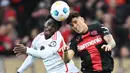 Pemain Bayer Leverkusen, Piero Hincapie, duel udara dengan pemain Union Berlin, David Datro Fofana, pada laga Bundesliga di Bay Arena, Minggu (12/11/2023). (AFP/Ina Fassbender)