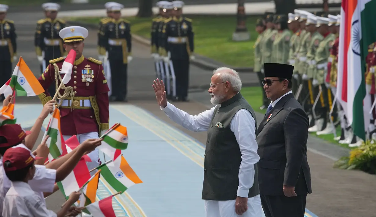 Presiden Prabowo Subianto bersama Perdana Menteri India Narendra Modi menyapa siswa saat pemeriksaan pasukan di Istana Merdeka, Jakarta, Selasa, , Selasa, 7 Juli 2026. (AP Photo/Achmad Ibrahim)