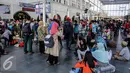 Para pemudik terlihat menunggu di Stasiun Senen, Jakarta, Kamis (16/7/2015). Memasuki H-1 Lebaran, Stasiun Pasar Senen memberangkatkan sebanyak 8.443 pemudik. (Liputan6.com/Faizal Fanani)
