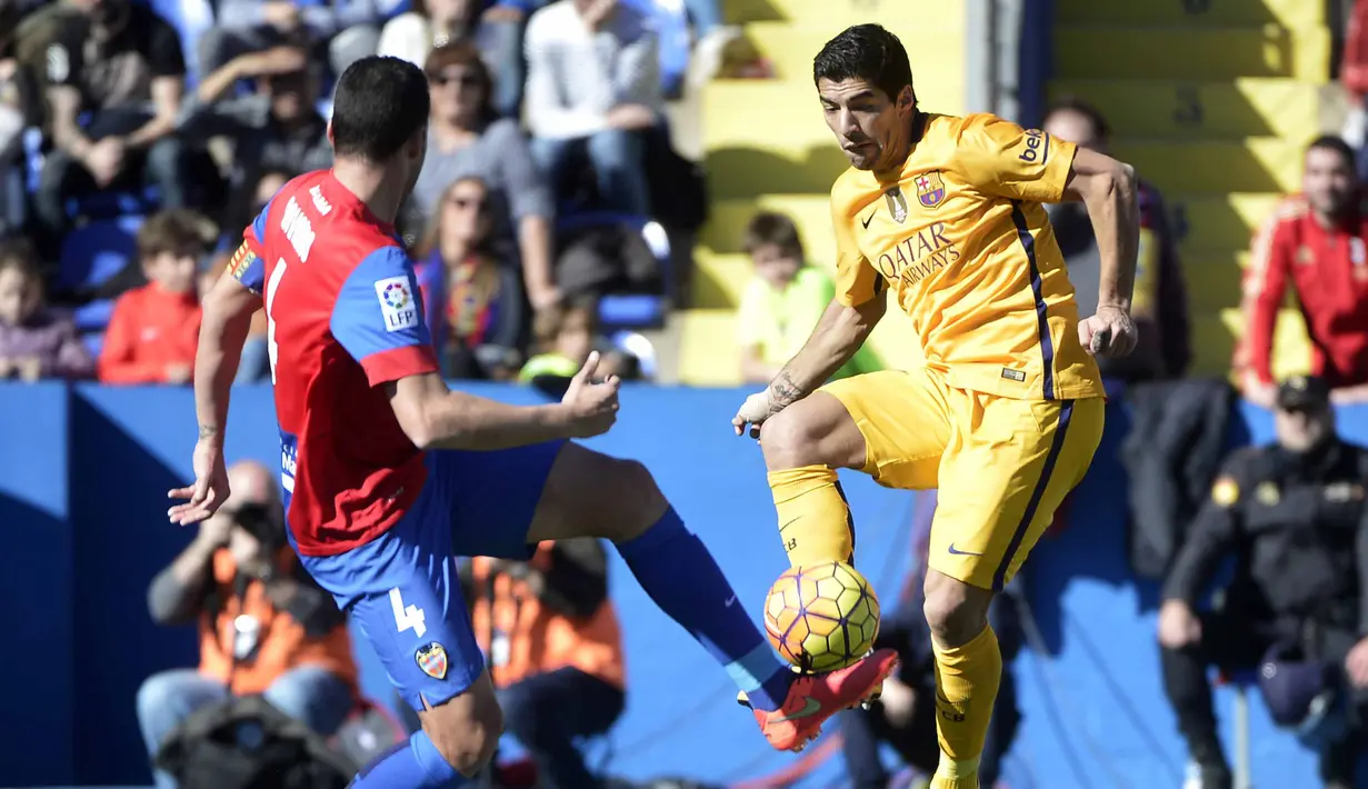 Pemain Levante, David Navarro (kiri) mencoba menghalangi pergerakan Luis Suarez pada lanjutan La Liga Spanyol pekan ke-22 di Stadion Ciutat de Valencia, Valencia, Minggu (7/2/2016).  (AFP/Jose Jordan)