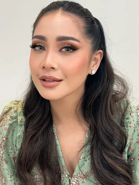 Meski sempat membuat pangling, namun tak sedikit yang memuji penampilan baru Nagita Slavina ini. Tak hanya itu saja, Tasya Farasya juga mengungkapkan makeup bold dan glamor Nagita Slavina ini bak Gigi Hadid. (Liputan6.com/IG/@tasyafarasya)