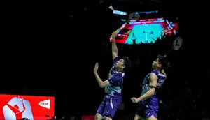 Pebulu tangkis ganda putra Indonesia, Sabar Karyaman Gutama/Moh Reza Pahlevi berusaha mengembalikan kok ke arah rekan senegaranya Raymond Indra/Nikolaus Joaquin dalam laga semifinal Indonesia Open 2026 di Istora Senayan, Jakarta, Sabtu (06/06/2026). (Bola.com/Bagaskara Lazuardi)
