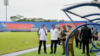 Dalam kesempatan itu, Jokowi yang didampingi Ketua Umum PSSI Mochamad Iriawan sempat melihat langsung sejumlah lokasi di stadion. (AFP/Handout/Indonesia Presidential Palace)