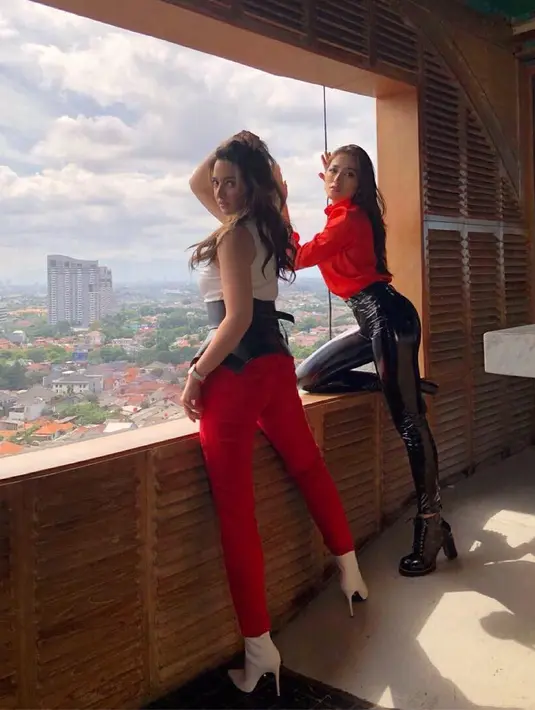 Walaupun sudah mempunyai anak, akan tetapi Nia Ramadhani dan Jessica Iskandar tetap terlihat seksi. (Foto: instagram.com/inijedar)