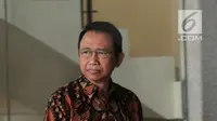 Mantan ketua DPR Marzuki Alie usai menjalani pemeriksaan di Gedung KPK, Jakarta, Selasa (26/6). Marzuki Alie tampak menenteng nasi kotak usai menjalani pemeriksaan. (Merdeka.com/Dwi Narwoko)