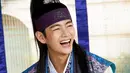 Tak hanya pandai memukau di atas panggung, V juga berhasil menunjukkan kemampuan aktingnya saat membintangi serial drama HWARANG. (Foto: Koreaboo)