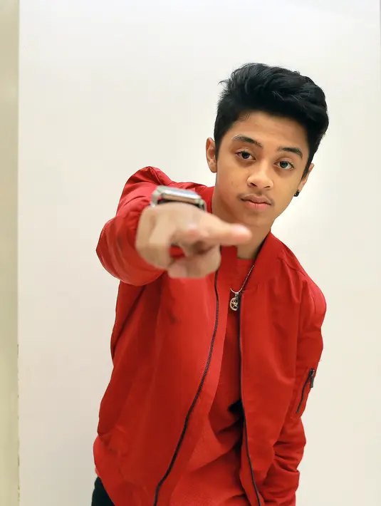 Bastian dengan mengenakan kaos dan jaket warna merah yang menggambarkan tokoh dari jagoannya, #TeamIronMan. (Adrian Putra/Bintang.com)