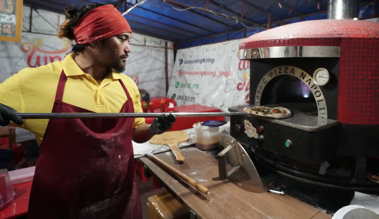 Tunqu Nangkring Pizza benar-benar menggunakan peralatan sederhana untuk membuat pizza, namun jangan khuatir soal rasanya yang tidak kalah berbeda dengan pizza pada umumnya. (Brilio/Syamsu Dhuha FR)
