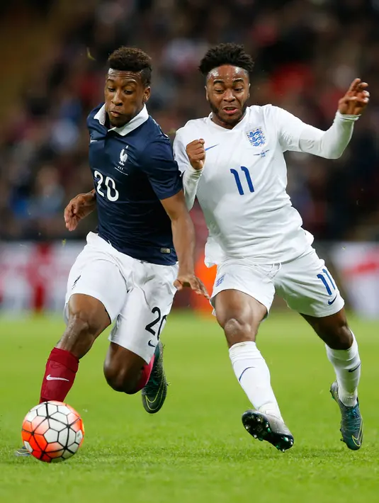 Gelandang Inggris, Raheem Sterling (kanan) berebut bola dengan gelandang Prancis, Kingsley Coman pada laga persahabatan di Stadion Wembley, London, (18/11). Inggris menang atas Prancis dengan skor 2-0. (Reuters/Carl Recine)