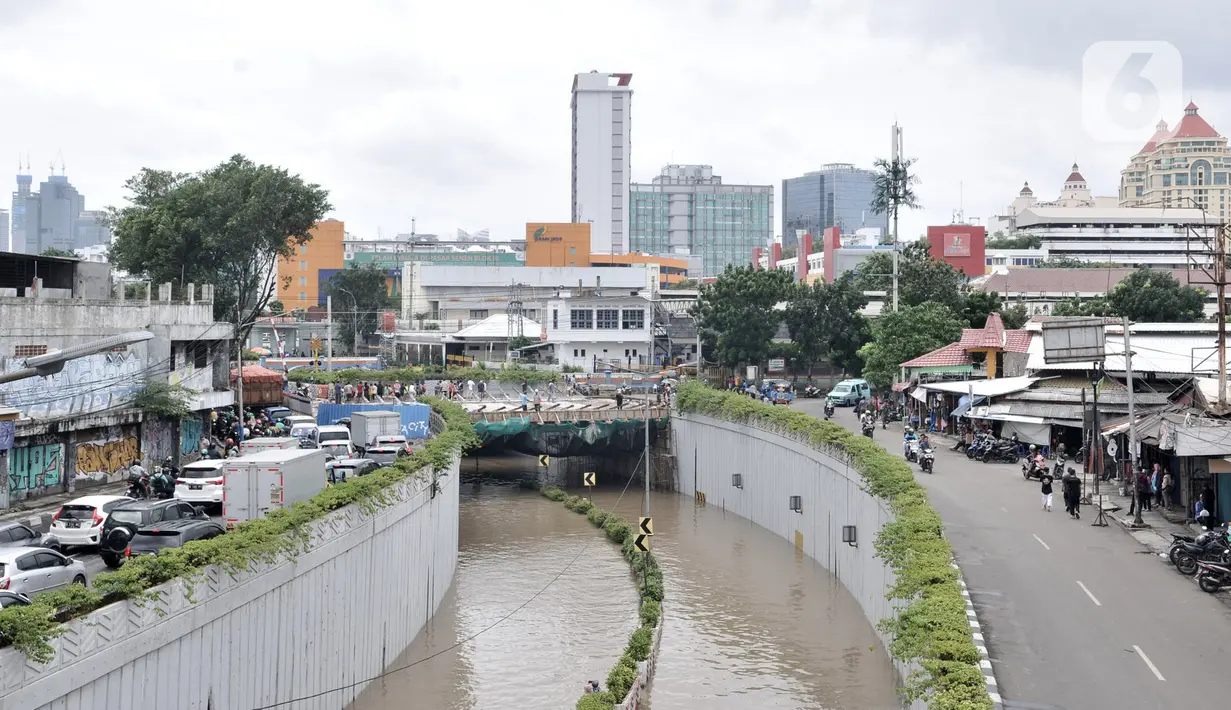 Banjir merendam Underpass Senen, Jakarta, Selasa (25/2/2020). Hujan deras yang mengguyur Ibu Kota sejak dini hari tadi menyebabkan Underpass Senen terendam banjir setinggi dua meter sehingga mengakibatkan akses Cempaka Putih-Pasar Senen terputus. (merdeka.com/Iqbal Nugroho)