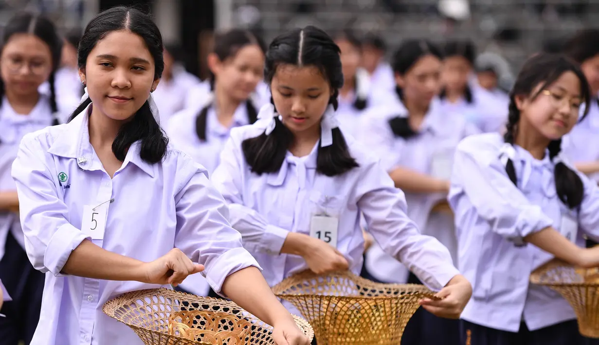 Ratusan pelajar menari saat mengikuti gladi resik di halaman sekolah di Bangkok, Thailand (13/11/2019). Gladi resik diadakan sebagai persiapan untuk kunjungan Paus Fransiskus yang  akan berada di Thailand pada 20-23 November 2019. (AFP Photo/Chalinee Thirasupa)