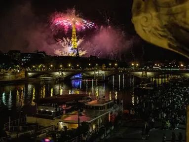 Kembang api menerangi Menara Eiffel selama perayaan Hari Bastille di Paris pada Selasa (14/7/2020) malam. Perayaan yang digelar setiap tanggal 14 Juli ini dalam rangka untuk memperingati penyerbuan benteng penjara Bastille pada 14 Juli 1789 silam. (AP Photo/Rafael Yaghobzadeh)
