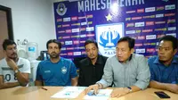 Pelatih baru PSIS Semarang, Vincenzo Alberto Annese (dua dari kiri). (Bola.com/Ronald Seger)
