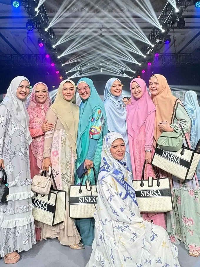 Potret Okie Agustina Bersama Sahabat (sumber : Instagram/@okieagustina_)