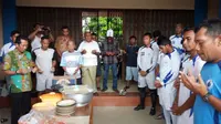 Pemain dan ofisial PSCS Cilacap memanjatkan doa untuk almarhum, M. Ikhwanudin yang meninggal pada 12 Oktober 2014. (Bola.com/Robby Firly)