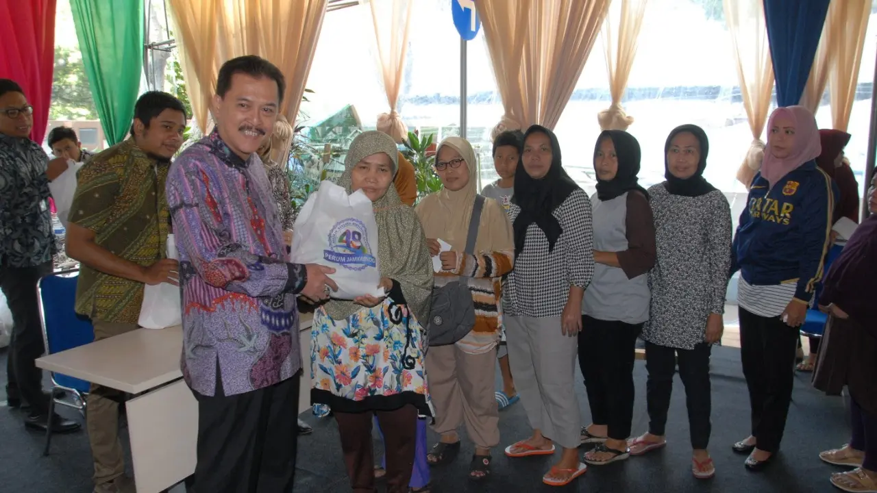 Perum Jamkrindo membagikan 4.000 paket sembako gratis senilai Rp 750 juta dan santunan untuk 3.000 anak yatim. Dok