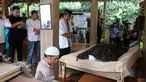 Keluarga dan kerabat ikut menyalatkan jenazah Didi Petet di musala di rumah kediaman almarhum di kawasan ciputat, Tangerang Selatan, Jumat (15/5/2015). Didi Petet meninggal di usia 58 tahun karena diduga menderita asam lambung. (Liputan6.com/Helmi Afandi)