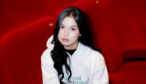 Dalam film Tak Kenal Maka Taaruf karya sineas Toma Margens, Saskia Chadwick sebagai Zoya, mahasiswi yang mengidap Philophobia atau trauma jatuh cinta. (Foto: Dok. Instagram @saskiachadwick_)