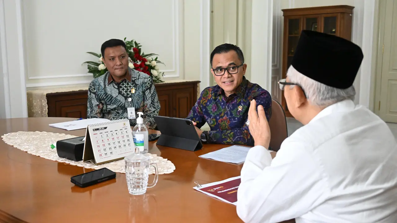 Menpan RB Abdullah Azwar Anas, melaporkan strategi dan progres penguatan kelembagaan Komite Nasional Ekonomi dan Keuangan Syariah (KNEKS) kepada Wakil Presiden (Wapres) Ma’ruf Amin