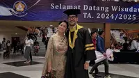 6 Potret Ferry Salim Wisuda Magister Hukum di Usia 58 Tahun, Penuh Syukur dan Bangga